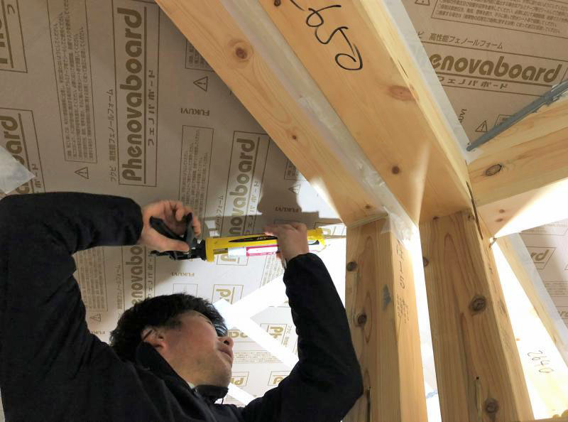 気密測定の様子をブログを書いています