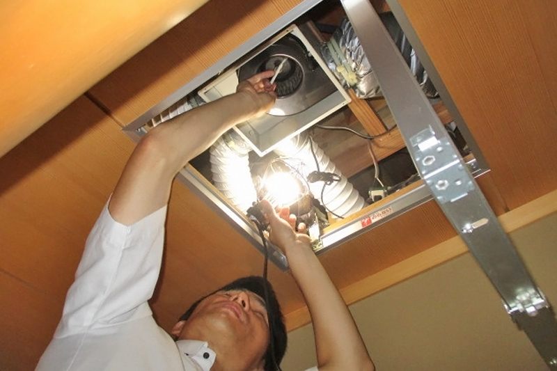 換気システムの清掃作業